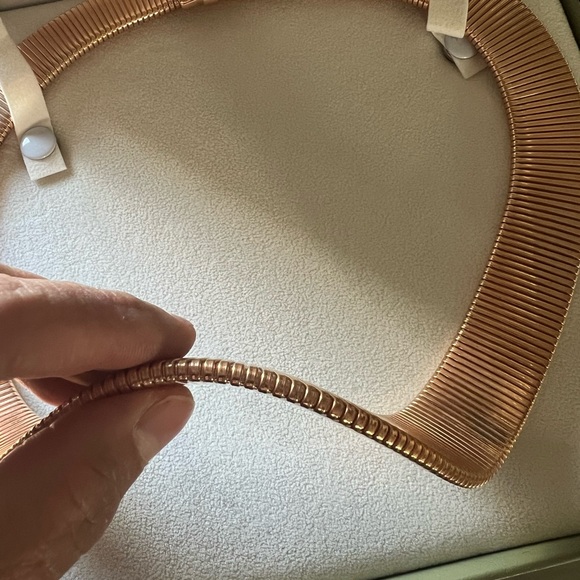 Classy and elegant gold necklace to make you feel like a queen! Made in Italy - Picture 3 of 5